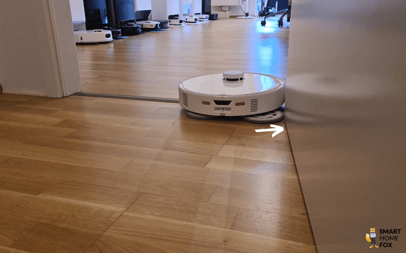 Der Roborock Qrevo Curv wischt im test entlang der leisten.